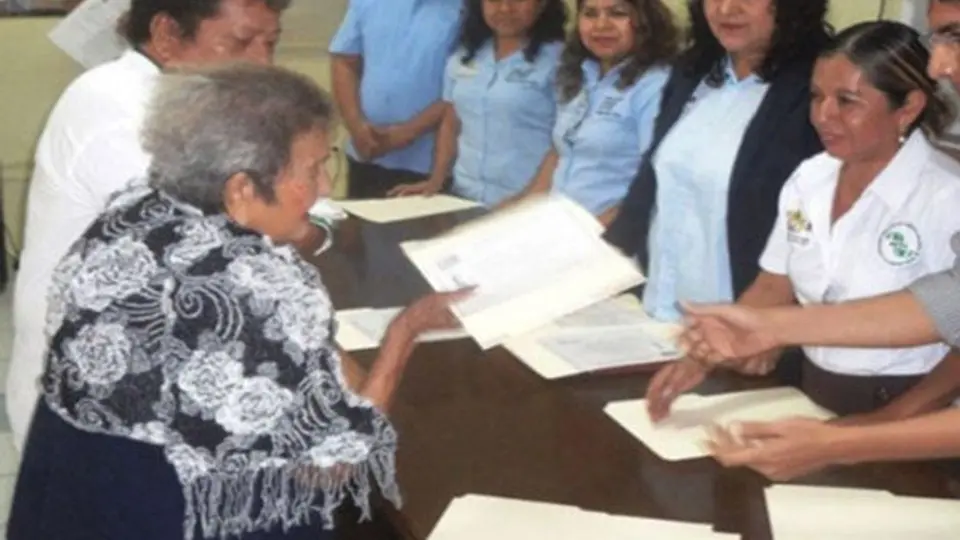 Mujer termina la primaria a los 100 años de edad