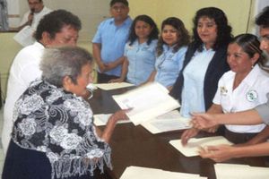 Mujer termina la primaria a los 100 años de edad