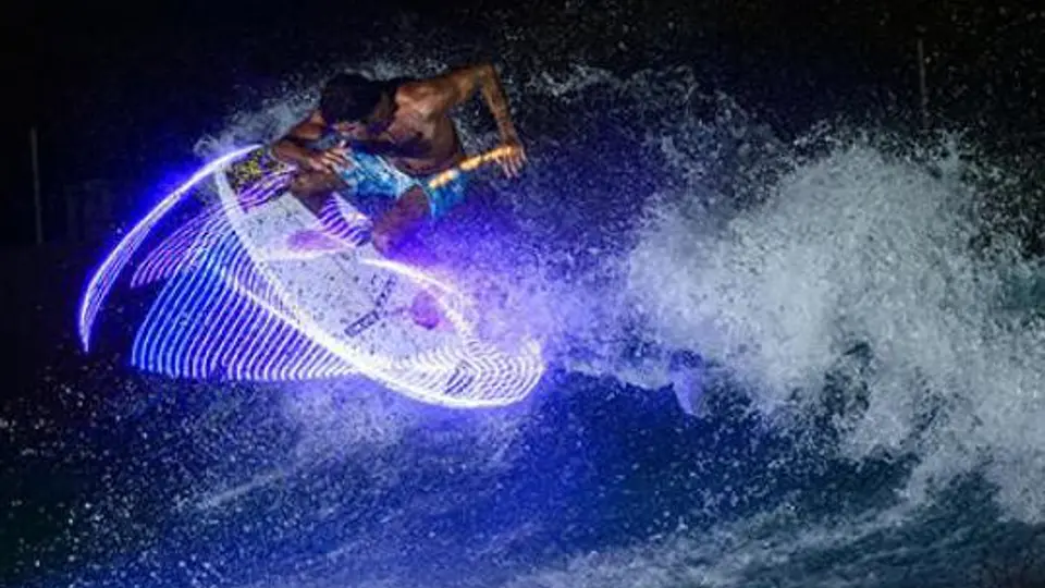 Surfistas 'trazan' en el agua