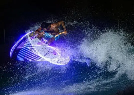 Surfistas 'trazan' en el agua