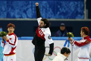 Charles Hamelin gana oro en patinaje de pista corta