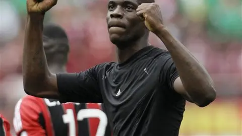 Balotelli maneja su Ferrari en una pista de karts