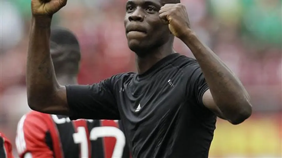 Balotelli maneja su Ferrari en una pista de karts
