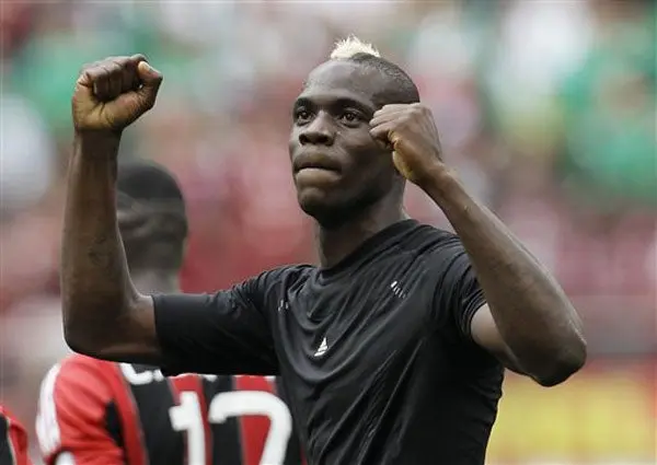 Balotelli maneja su Ferrari en una pista de karts