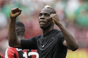 Balotelli maneja su Ferrari en una pista de karts