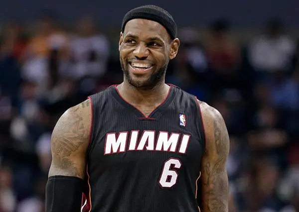 LeBron James en un partido contra el Heat | AP