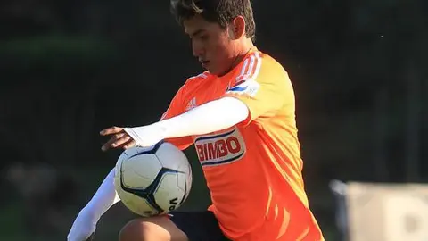 Julio Gómez se estrena como goleador en Chivas