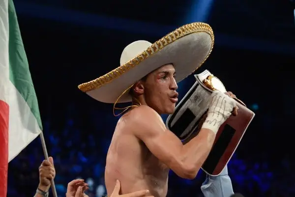 'Gallo' Estrada quiere arrasar en la división Mosca