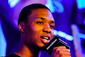 Jugador de NBA busca a tuitero tras fallarle para tomarse una foto