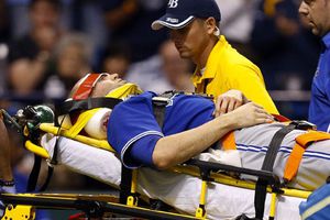 Abridor de los Azulejos sale en camilla, tras golpe en la cabeza