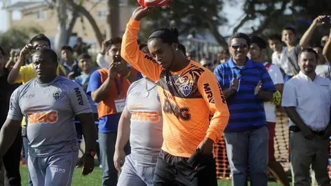 Ronaldinho desata la euforia en Tijuana