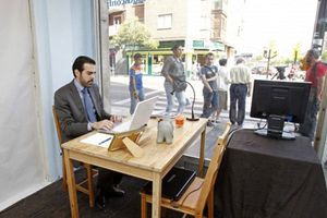 Desempleado se exhibe en vitrina para conseguir empleo