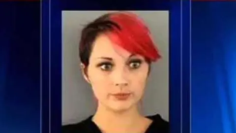 En Florida, mujer marca a sus hijos como ganado