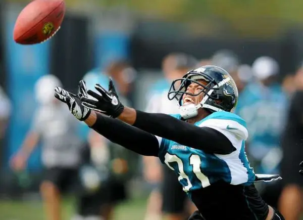 Laurent Robinson le reclama su sueldo a Jacksonville