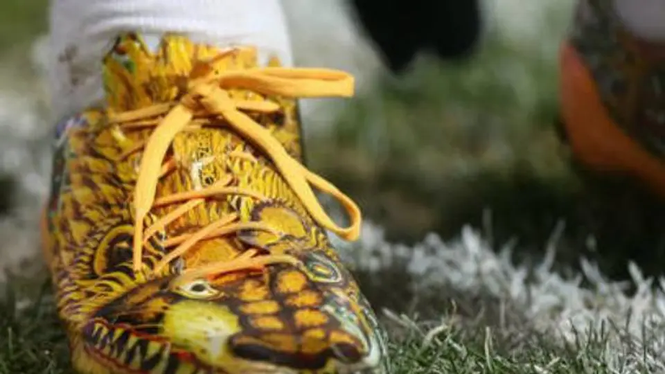 Jugador húngaro y sus 'polémicos' zapatos