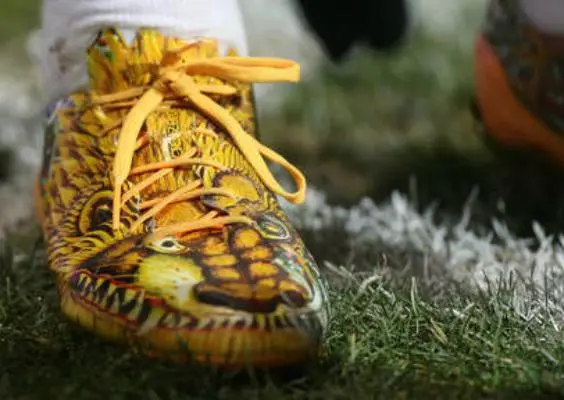 Jugador húngaro y sus 'polémicos' zapatos