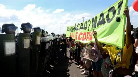 Disturbios a las afueras del partido entre Brasil-Japón