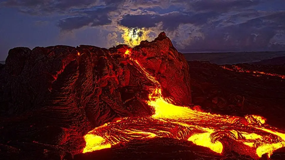 Fotógrafo arriesga su vida capturando imágenes de volcanes