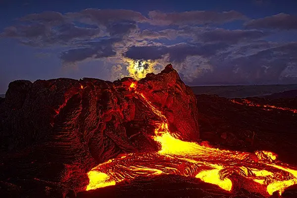 Fotógrafo arriesga su vida capturando imágenes de volcanes