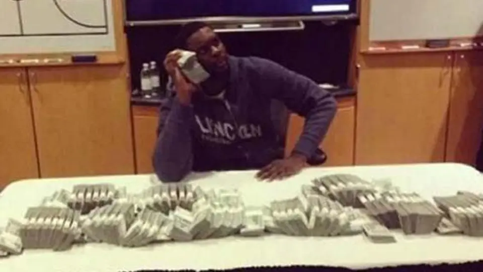 Stephenson presume foto con su sueldo en efectivo