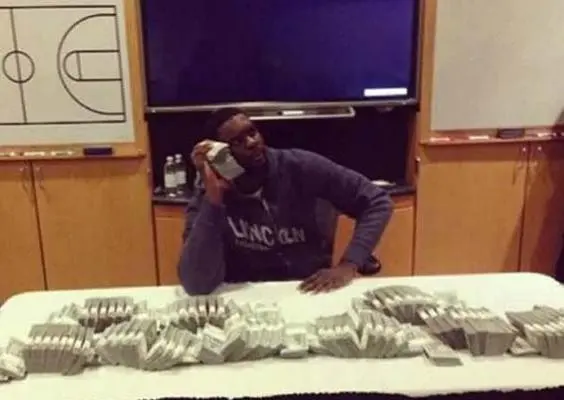 Stephenson presume foto con su sueldo en efectivo