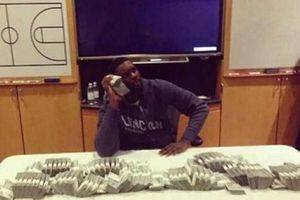 Stephenson presume foto con su sueldo en efectivo