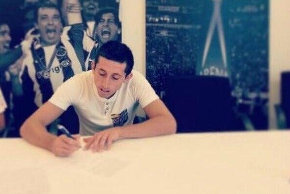 El ex jugador de Pachuca firmando su contrato | ESPECIAL