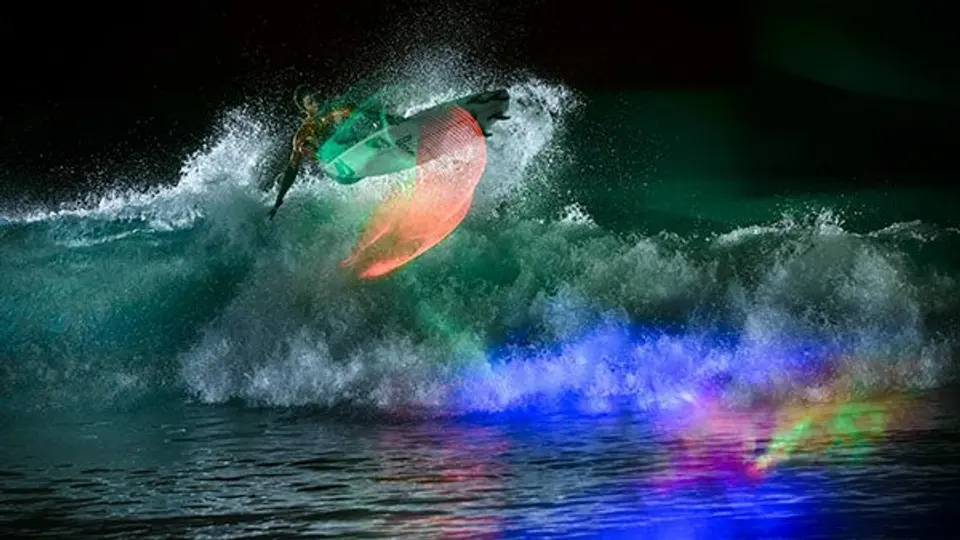 Surfistas 'trazan' luces en el agua