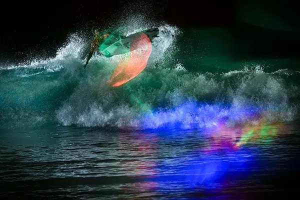 Surfistas 'trazan' luces en el agua