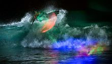 Surfistas 'trazan' luces en el agua