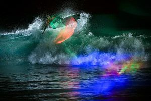 Surfistas 'trazan' luces en el agua