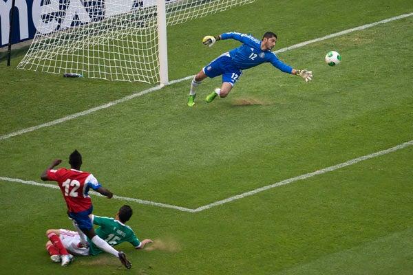 Campbell estrelló el balón en el poste | MEXSPORT