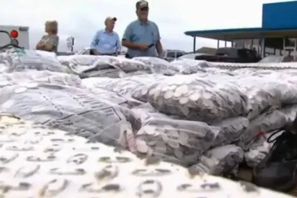 Empresario paga reembolso con cuatro toneladas de monedas
