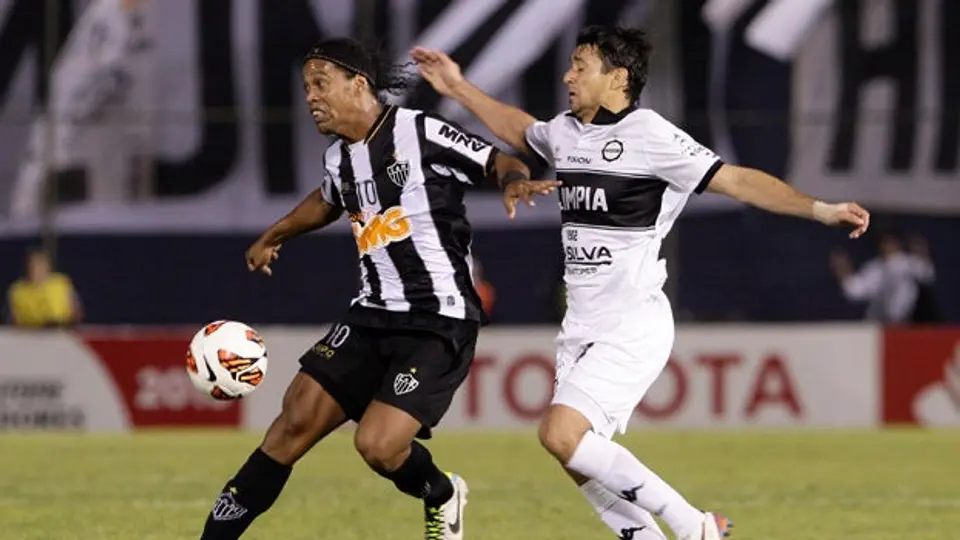 Atlético Mineiro y Ronaldinho van por la remontada en Libertadores