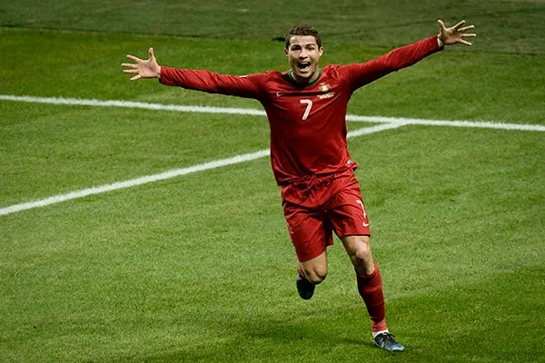 Polémica por un 'spot' que pone a CR7 a 'sufrir' como muñeco vudú
