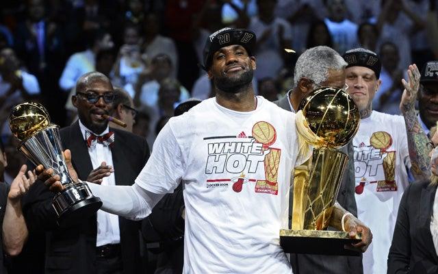 'King' James sostiene los trofeos | EFE