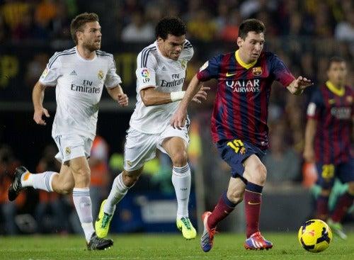 Illarramendi y Pepe persiguen a Lionel Messi | EFE
