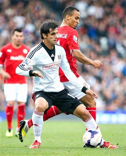 Bryan Ruiz, del Fulham, protege el esférico ante el acoso de Peter Odemwingie | AP