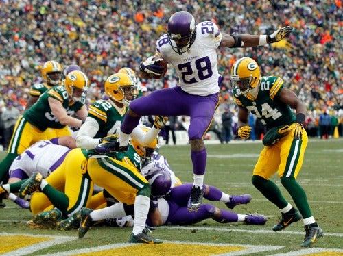 Adrian Peterson pasa a la defensa para conseguir el touchdown | AP