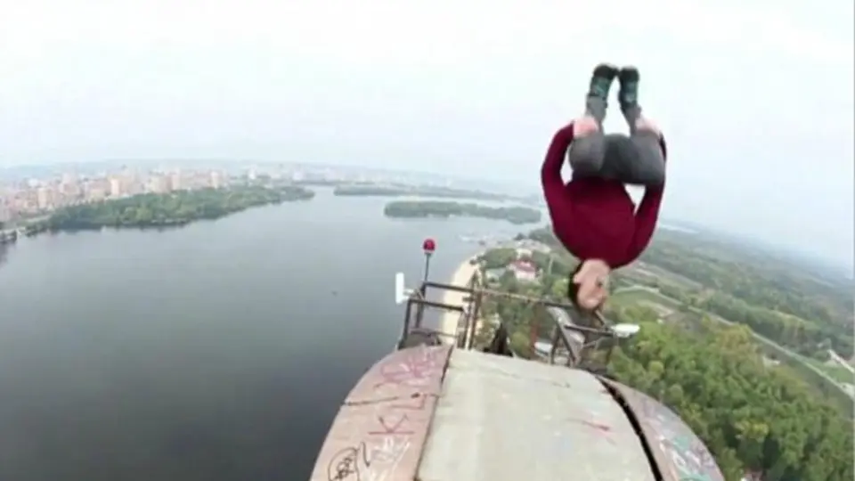 Joven realiza salto mortal desde puente sin protección