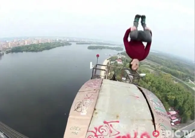 Joven realiza salto mortal desde puente sin protección