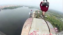 Joven realiza salto mortal desde puente sin protección