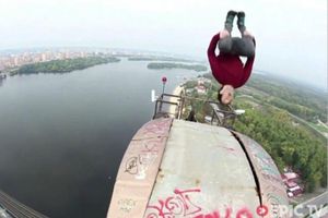 Joven realiza salto mortal desde puente sin protección