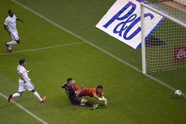 Peralta sólo empujó el balón que le puso Gio | MEXSPORT