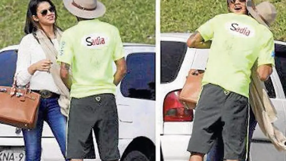 Neymar recibe especial visita en entrenamiento