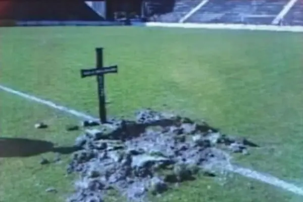 Cavan tumba en cancha de futbol