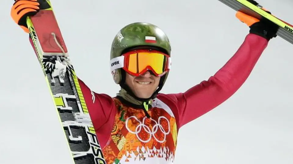Stoch suma segundo oro en salto de esquí