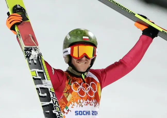 Stoch suma segundo oro en salto de esquí
