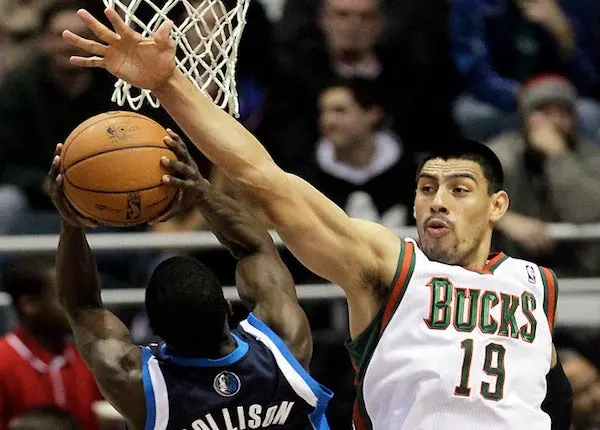 Milwaukee y Ayón se alistan para enfrentar a Heat en Playoffs