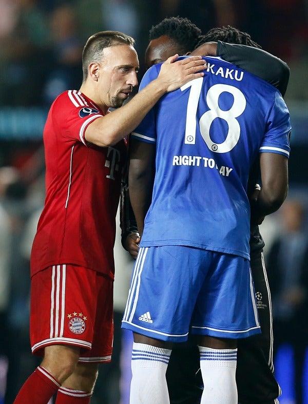 Franck Ribery trató de consolar a Romelu Lukaku, quien falló su tiro y le dio al Bayern el trofeo de campeones | AP